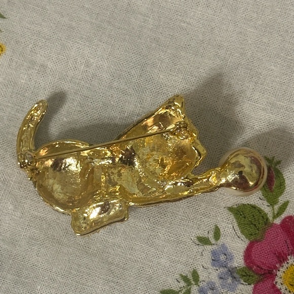 Gold-Tone Kitty Cat Brooch Chasing a Faux Pearl - Picture 10 of 11
